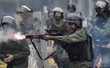 [ẢNH] Vệ binh quốc gia Venezuela lao xe bọc thép, phá rào chắn để đào thoát sang Colombia