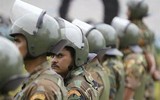 [ẢNH] Vệ binh quốc gia Venezuela lao xe bọc thép, phá rào chắn để đào thoát sang Colombia
