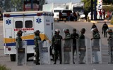 [ẢNH] Vệ binh quốc gia Venezuela lao xe bọc thép, phá rào chắn để đào thoát sang Colombia