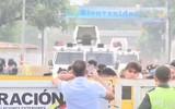 [ẢNH] Vệ binh quốc gia Venezuela lao xe bọc thép, phá rào chắn để đào thoát sang Colombia