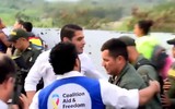 [ẢNH] Vệ binh quốc gia Venezuela lao xe bọc thép, phá rào chắn để đào thoát sang Colombia