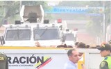 [ẢNH] Vệ binh quốc gia Venezuela lao xe bọc thép, phá rào chắn để đào thoát sang Colombia