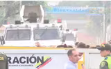 [ẢNH] Vệ binh quốc gia Venezuela lao xe bọc thép, phá rào chắn để đào thoát sang Colombia