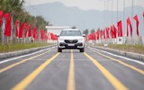 [ẢNH] Lux SA2.0, chiếc ôtô đầu tiên của VinFast lăn bánh tại Việt Nam