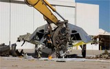 [ẢNH] Mỹ cho cần cẩu nghiền nát 'chim ưng đêm tàng hình' F-117