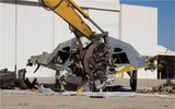 [ẢNH] Mỹ cho cần cẩu nghiền nát 'chim ưng đêm tàng hình' F-117