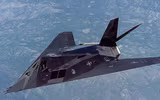 [ẢNH] Mỹ cho cần cẩu nghiền nát 'chim ưng đêm tàng hình' F-117