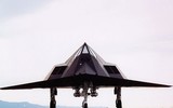 [ẢNH] Mỹ cho cần cẩu nghiền nát 'chim ưng đêm tàng hình' F-117