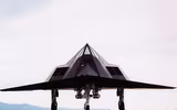[ẢNH] Mỹ cho cần cẩu nghiền nát 'chim ưng đêm tàng hình' F-117