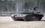 [ẢNH] Phát bắn từ xe tăng T-90M chọc thủng T-64, lời cảnh báo Nga dành cho Ukraine?