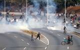 [ẢNH] Binh sĩ phe đối lập Venezuela đấu súng với lính trung thành của ông Maduro