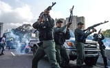 [ẢNH] Binh sĩ phe đối lập Venezuela đấu súng với lính trung thành của ông Maduro