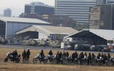 [ẢNH] Binh sĩ phe đối lập Venezuela đấu súng với lính trung thành của ông Maduro