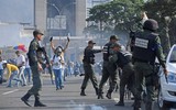 [ẢNH] Binh sĩ phe đối lập Venezuela đấu súng với lính trung thành của ông Maduro