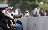 [ẢNH] Binh sĩ phe đối lập Venezuela đấu súng với lính trung thành của ông Maduro
