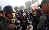 [ẢNH] Binh sĩ phe đối lập Venezuela đấu súng với lính trung thành của ông Maduro