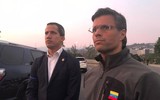 [ẢNH] Binh sĩ phe đối lập Venezuela đấu súng với lính trung thành của ông Maduro
