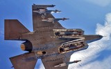[ẢNH] F-35 bay chế độ quái thú, ngửa bụng 