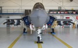 [ẢNH] F-35 bay chế độ quái thú, ngửa bụng 