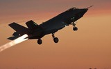 [ẢNH] F-35A Nhật Bản buộc phải hạ độ cao tránh máy bay Mỹ trước khi đâm xuống biển