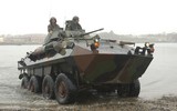 [ẢNH] Tại sao Mỹ lại ‘xích’ xe thiết giáp LAV-25 vào sàn tàu đổ bộ?