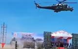 [ẢNH] Trực thăng tấn công hạng nặng Mi-35P 'thổi' sập lễ đài tại Indonesia