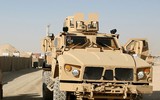 [ẢNH] Xe bọc thép Mỹ đang canh giữ mỏ dầu Syria sẵn sàng nổ súng vào đối phương