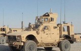 [ẢNH] Xe bọc thép Mỹ đang canh giữ mỏ dầu Syria sẵn sàng nổ súng vào đối phương