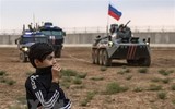 [ẢNH] Vì sao người Kurd ném khoai tây vào Mỹ nhưng lại ném sơn và đá vào Nga?