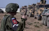 [ẢNH] Vì sao người Kurd ném khoai tây vào Mỹ nhưng lại ném sơn và đá vào Nga?