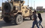 [ẢNH] Vì sao người Kurd ném khoai tây vào Mỹ nhưng lại ném sơn và đá vào Nga?
