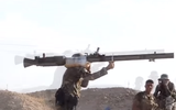 [ẢNH] Khốc liệt tại Syria, binh sĩ vác cả pháo không giật lên vai để khai hỏa