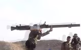 [ẢNH] Khốc liệt tại Syria, binh sĩ vác cả pháo không giật lên vai để khai hỏa