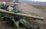 [ẢNH] Khốc liệt tại Syria, binh sĩ vác cả pháo không giật lên vai để khai hỏa