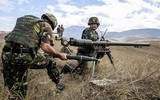 [ẢNH] Khốc liệt tại Syria, binh sĩ vác cả pháo không giật lên vai để khai hỏa
