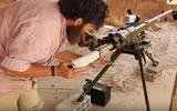 [ẢNH] Khốc liệt tại Syria, binh sĩ vác cả pháo không giật lên vai để khai hỏa