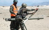 [ẢNH] Khốc liệt tại Syria, binh sĩ vác cả pháo không giật lên vai để khai hỏa