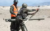[ẢNH] Khốc liệt tại Syria, binh sĩ vác cả pháo không giật lên vai để khai hỏa