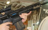 [ẢNH] Súng trường tấn công mạnh hơn AK-47 và M-16 vừa xuất hiện tại Syria
