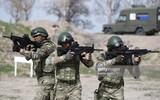[ẢNH] Súng trường tấn công mạnh hơn AK-47 và M-16 vừa xuất hiện tại Syria