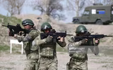 [ẢNH] Súng trường tấn công mạnh hơn AK-47 và M-16 vừa xuất hiện tại Syria