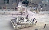 [ẢNH] Phiến quân đánh rát, lính Syria bỏ cả chiến tăng T-72 để tháo chạy