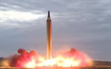 [ẢNH] Triều Tiên lại bất ngờ phóng tên lửa đạn đạo