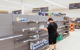 [ẢNH] Covid-19 khiến người nước ngoài ẩu đả vì giành mua giấy vệ sinh
