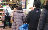 [ẢNH] Covid-19 khiến người nước ngoài ẩu đả vì giành mua giấy vệ sinh