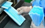 [ẢNH] Trung Quốc gửi 2,2 triệu khẩu trang, 50.000 bộ kit xét nghiệm tới châu Âu chống Covid-19
