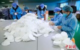 [ẢNH] Trung Quốc gửi 2,2 triệu khẩu trang, 50.000 bộ kit xét nghiệm tới châu Âu chống Covid-19
