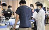 [ẢNH] Thủ tướng Nhật Bản kêu gọi mở lại trường học bất chấp dịch Covid-19