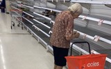 [ẢNH] Cụ bà Australia bật khóc trước kệ hàng trống trơn vì dịch Covid-19