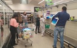 [ẢNH] Cụ bà Australia bật khóc trước kệ hàng trống trơn vì dịch Covid-19